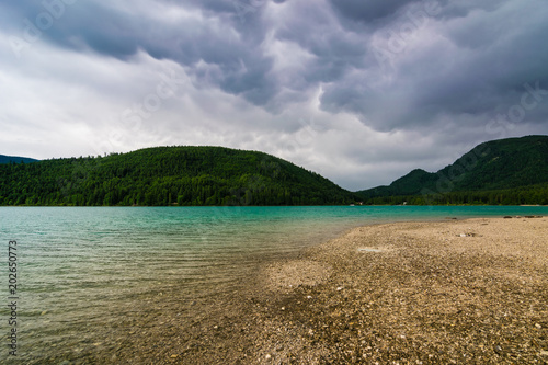 Fototapeta Naklejka Na Ścianę i Meble -  Ein Unwetter zieht auf über dem See in den Bergen