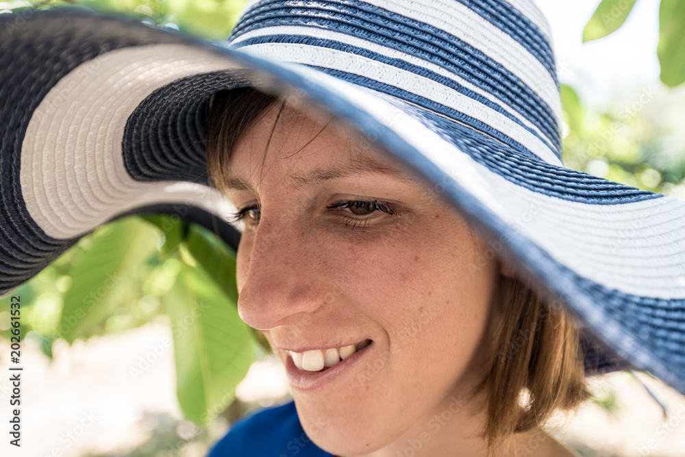 Φωτογραφία Close up of the face of a woman in a sunhat