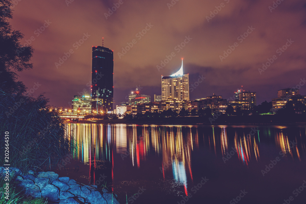 Φωτογραφία Night photo of Vienna international city over the Danube river.