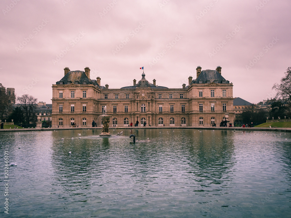 Φωτογραφία View of the Luxembourg palace, inside the public garden of Luxembourgh, one of the largest in Paris