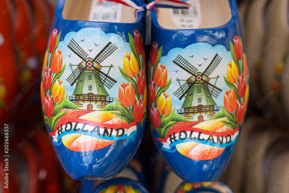Φωτογραφία Traditional shoes of the Netherlands - wooden shoes