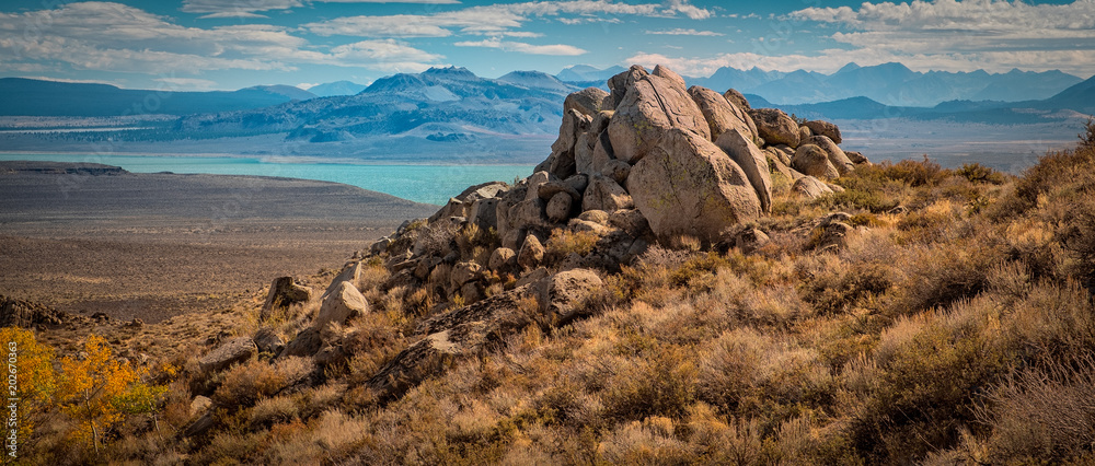 Rocky boulders overlook Mono Lake in northern California. - obrazy, fototapety, plakaty 