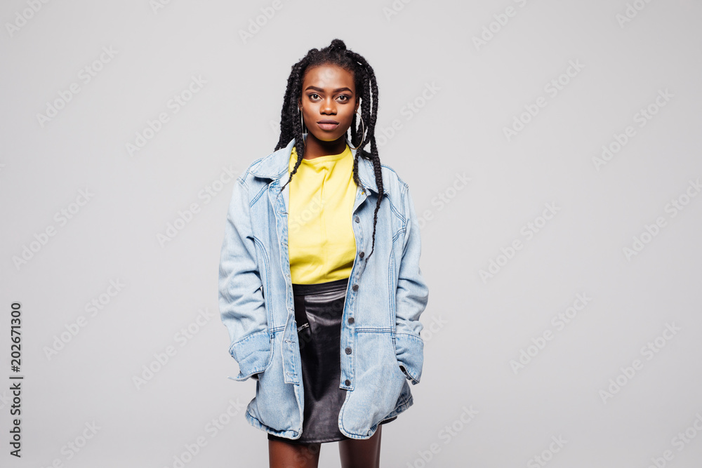 Φωτογραφία Portrait of beautiful african american woman isolated on gray background