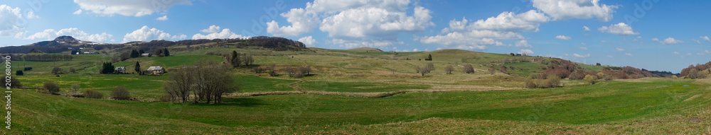 Besse et Saint Anastaise, vue panoramique de la campagne du Puy de dome au printemps