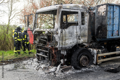 Brennender LKW auf einer Landstra  e