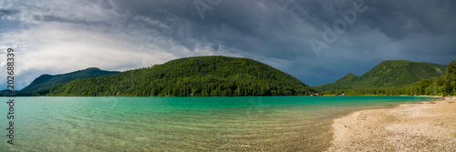 Panorama vom See in den Bergen unter einem Unwetter