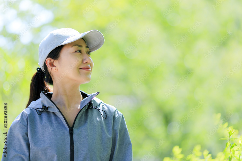 新緑の中を散歩する女性 新緑の中を散歩する女性