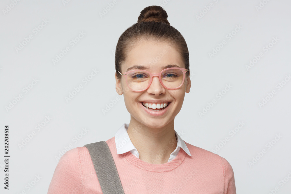 Φωτογραφία Horizontal headshot of young European Caucasian female isolated on gray backgrou