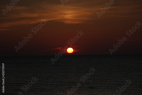 coucher de soleil sur la manche, depuis port en bessin en normandie © Arnaud