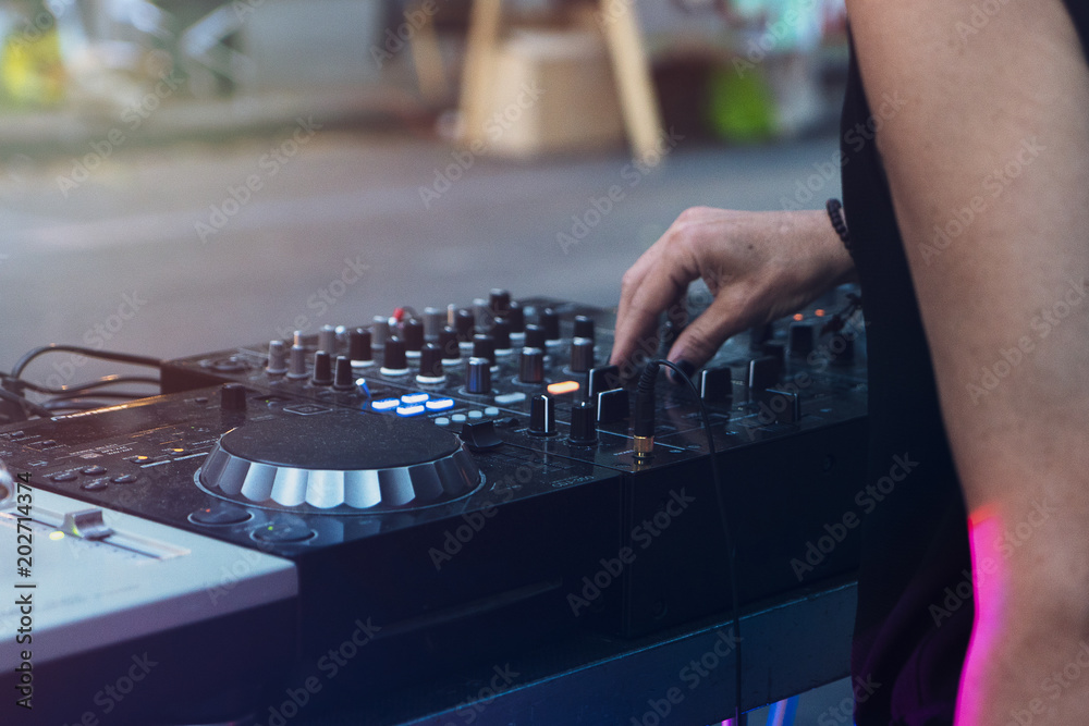Φωτογραφία Dj mixing outdoor with in the afternoon - Disc jockey playing vinyl music style