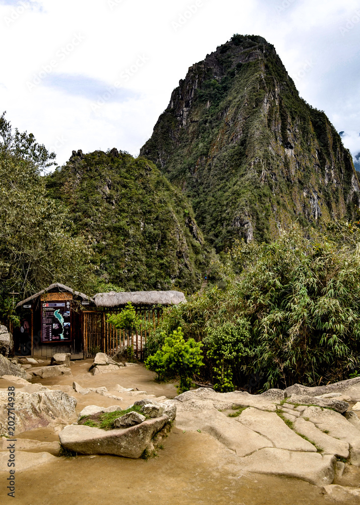 Φωτογραφία Entrance to the Huayna Picchu trail, Machu Picchu, Cuzco, Peru