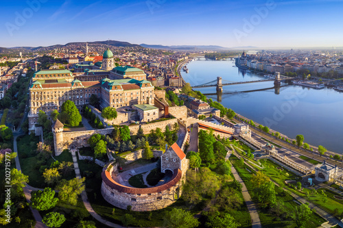 Photo Budapest, Hungary - Aerial panoramic skyline view of Buda Castle Royal Palace wi