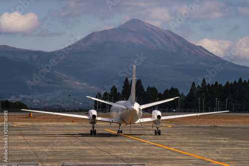 九州霧島連山と飛行機