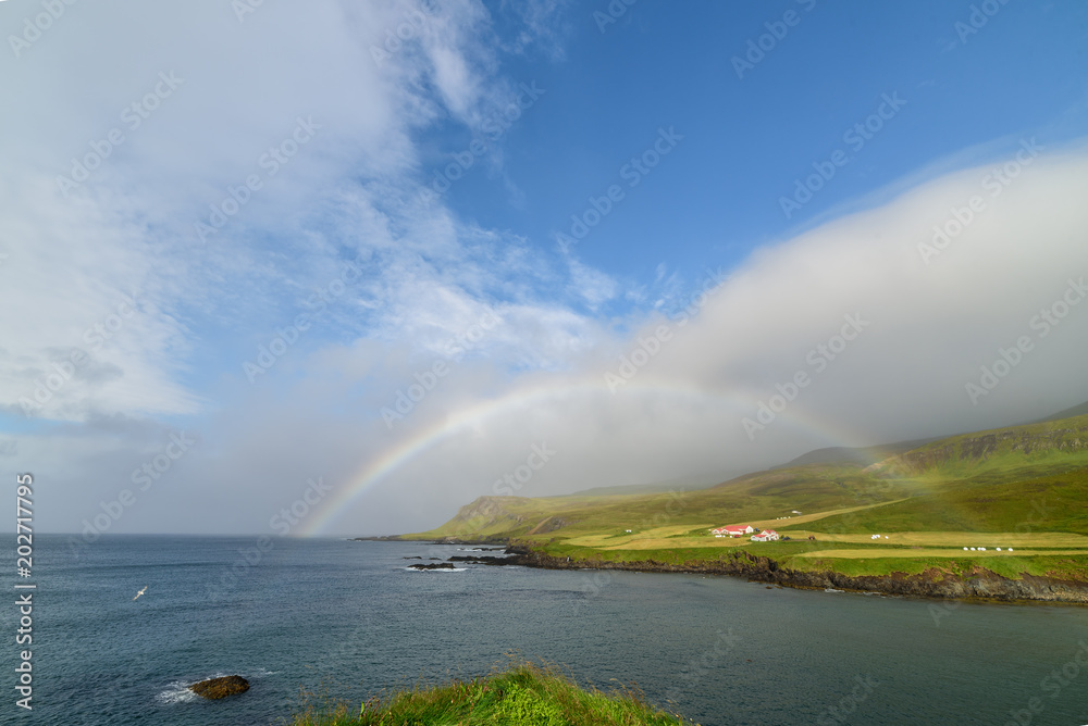 Arcobaleno sulla costa islandese