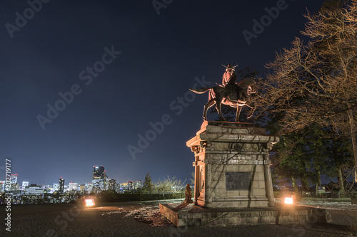 Tableau sur toile 仙台城址の夜景と伊達政宗騎馬像 Night view of sendai
