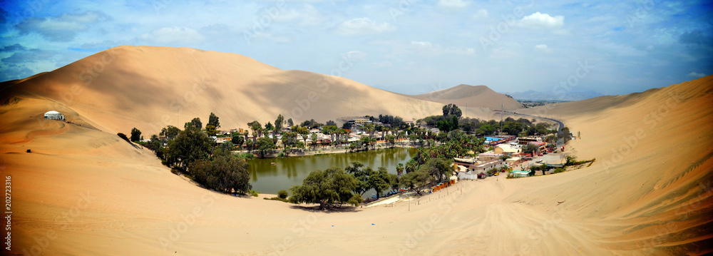 Εκτύπωση καμβά Sand dunes surround the Huacachina oasis, Ica, Peru