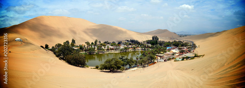Fotografia Sand dunes surround the Huacachina oasis, Ica, Peru