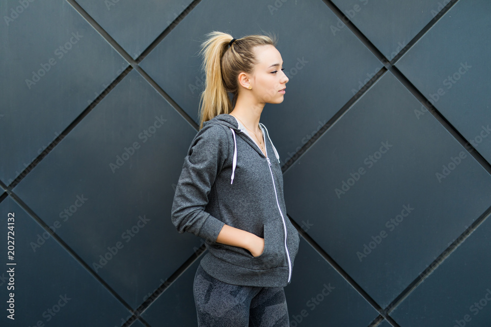 Φωτογραφία Portrait of young beautiful fitness woman, isolated on black background outdoors