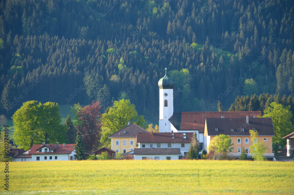 Kleines Dorf im Allgäu, Bayern an einem sonnigen Frühlingsmorgen.