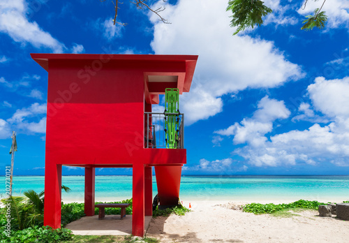 トロピカルビーチと赤い監視台　グアム © oben901