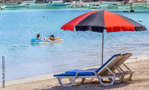  parasol sur plage de Grand-Baie, île Maurice  © Unclesam