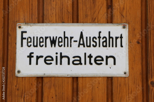 German Sign "Keep Exit for fire Brigade clear", Schild für "Ausfahrt freihalten", Feuerwehr-Ausfahrt