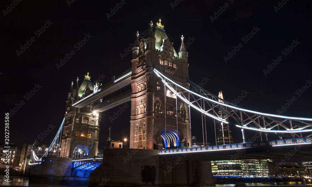 Obraz premium Tower Bridge of London in the evening