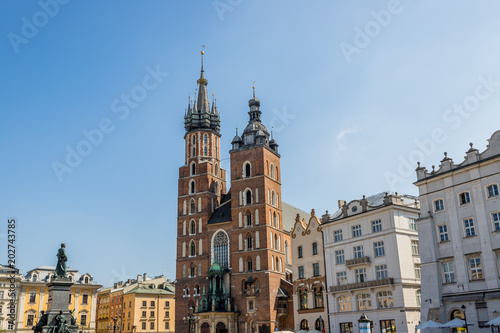 Basilique Sainte-Marie sur la Place Rynek Głowny à Cracovie