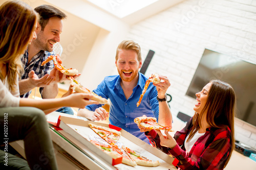 Group of young friends eati...
