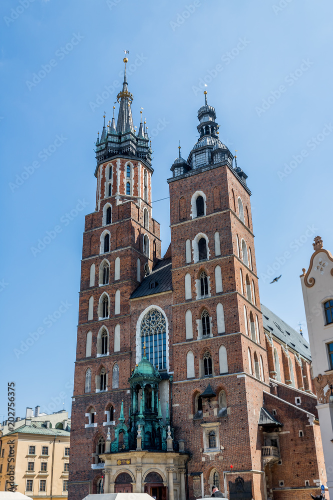 Basilique Sainte-Marie sur la Place Rynek Głowny à Cracovie