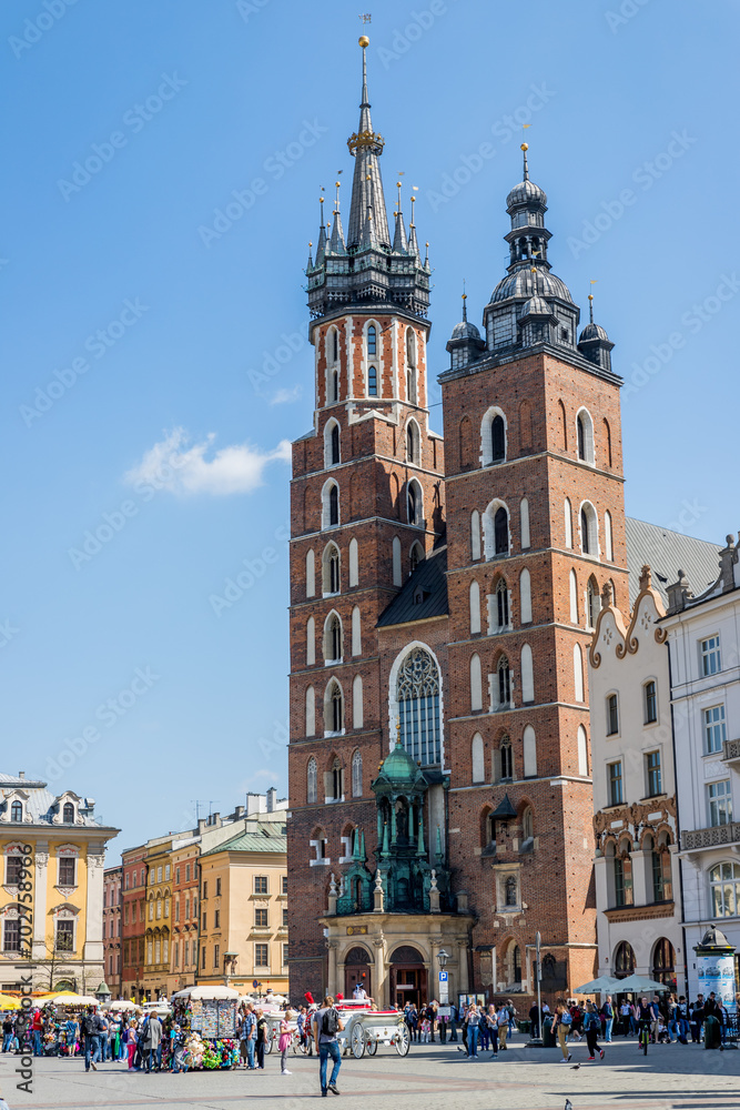 Basilique Sainte-Marie sur la Place Rynek Głowny à Cracovie