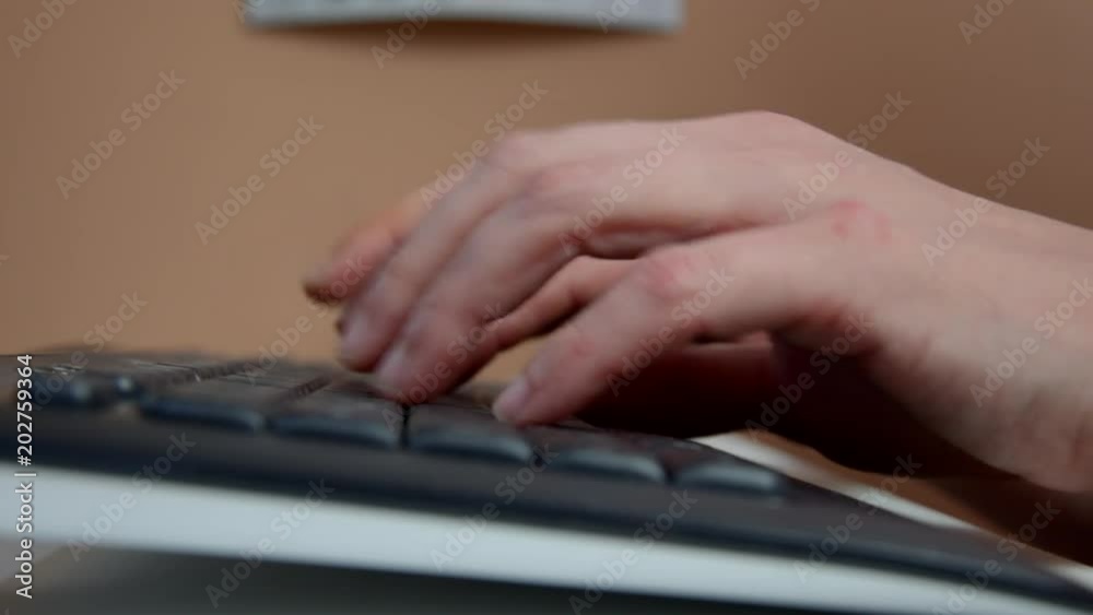 Tippen auf einer Tastatur im Büro