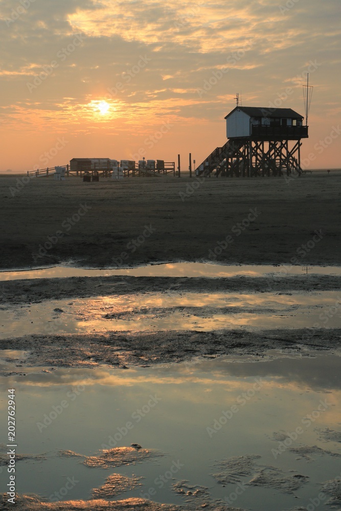 malerischer Sonnenaufgang in Sankt Peter-Ording malerischer Sonnenaufgang in Sankt Peter-Ording