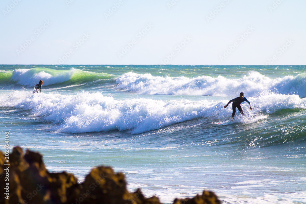 Obraz premium Surfer na Oceanie Atlantyckim. Wybrzeże Agadiru. Maroko