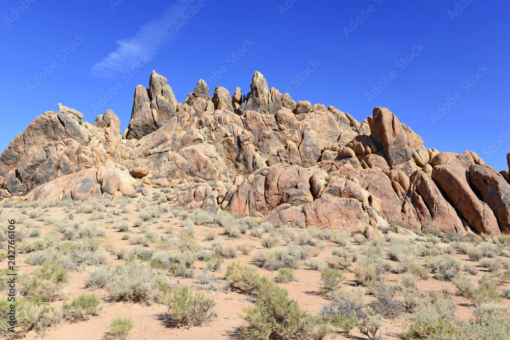 Fototapeta premium Alabama Hills, a movie set location for many Hollywood movies as well as popular recreation area under Mount Whitney in the Eastern Sierra, California