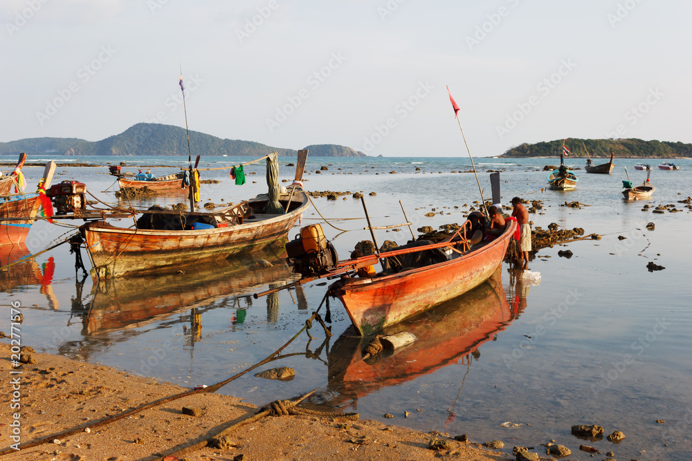 Φωτογραφία national fishing boats on the shore of the Indian Ocean phuket thailand