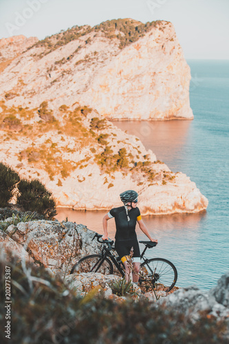 Fahrradfahrerin auf der Strasse, Cycling Girl Mallorca auf einem Rennrad
