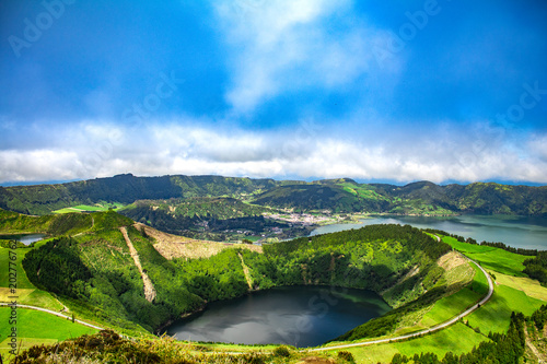 Fototapeta Naklejka Na Ścianę i Meble -  Vista sobre as Sete Cidades, das 3 lagoas da região - Azores, Portugal