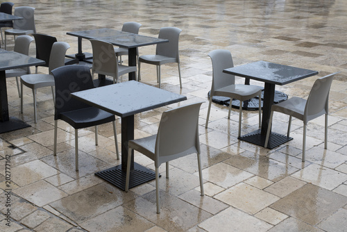 terrasse de café restaurant sous la pluie