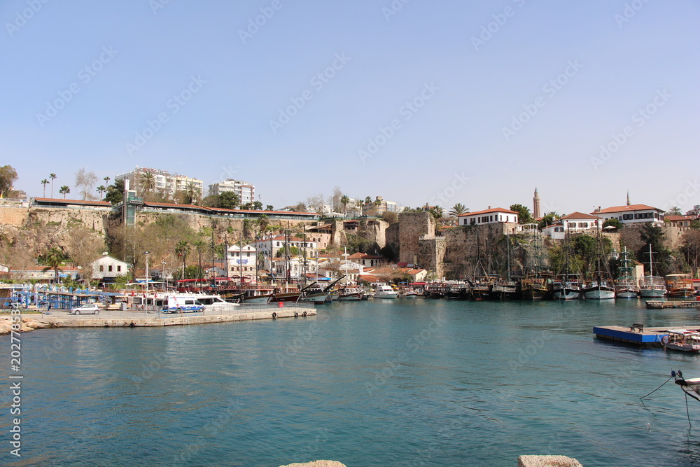 Der Hafen der Stadt Antalya