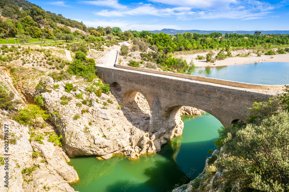 Pont du diable sur l'Hérault en Occitania, France