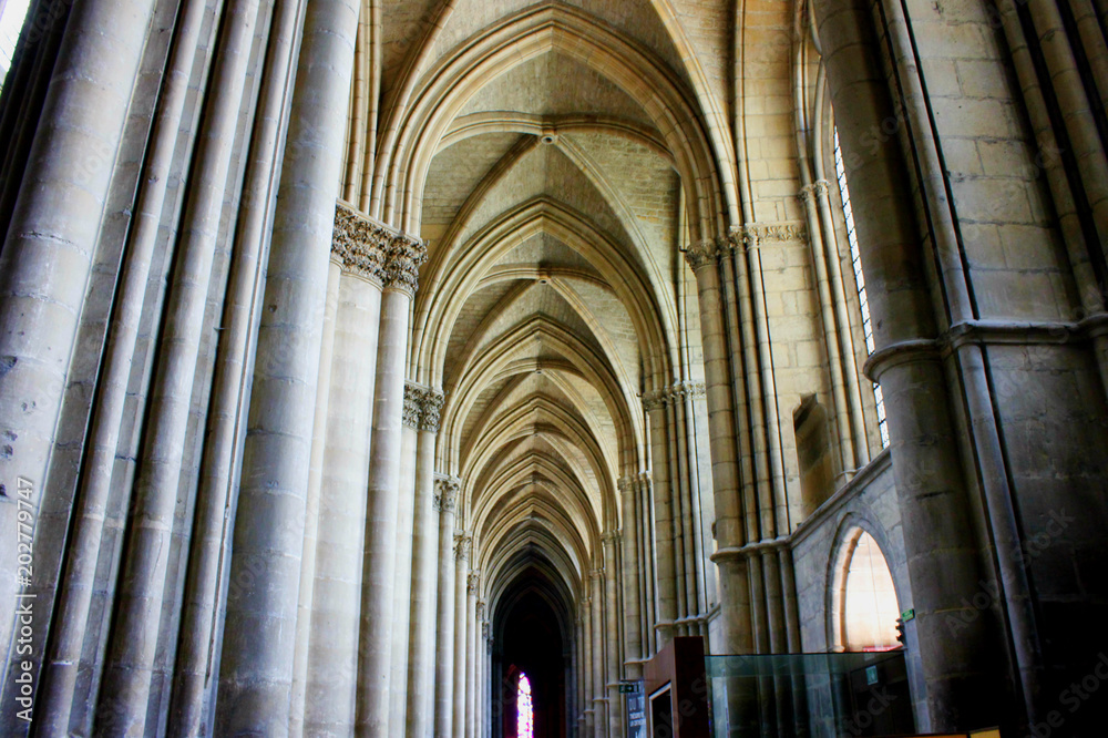 intérieur de la cathédrale de Reims en champagne 