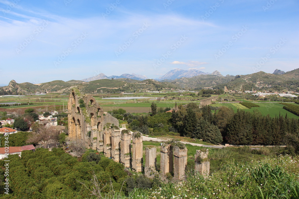 Überreste des Aquädukts der antiken Stadt Aspendos