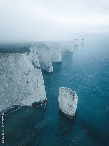 Abgebrochener Felsen von  weißen Kreidefelsen an der englischen Südküste bei Poole, Vereinigtes Königreich photo