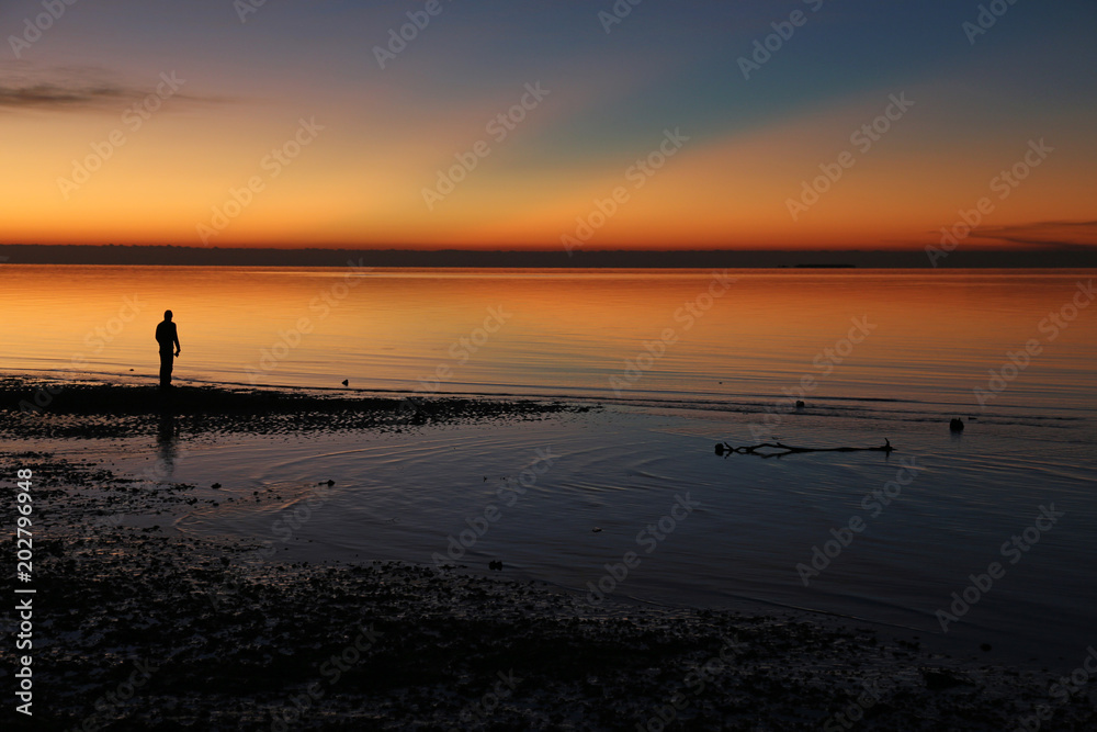 Φωτογραφία A man admiring the stunning sunrise on the East Cape of Everglades National Park, Florida