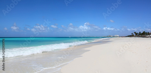 Fototapeta Naklejka Na Ścianę i Meble -  Pristine white beaches and turquoise caribbean waters of Eagle Beach Aruba