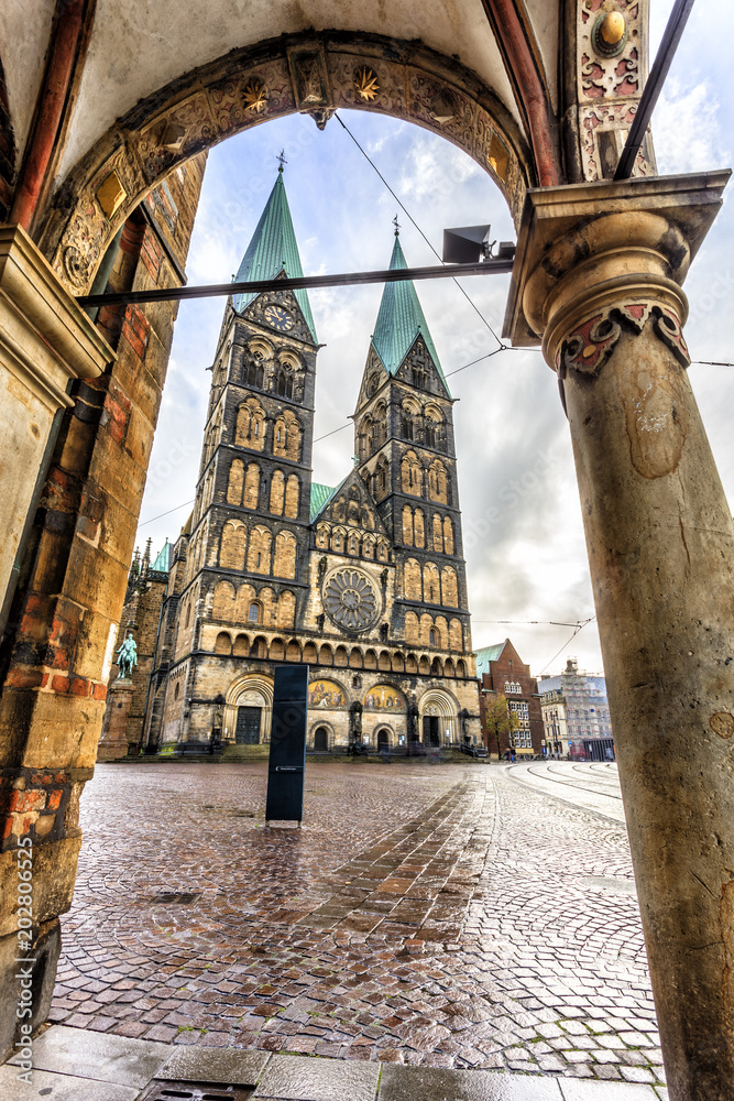 Φωτογραφία Bremen Cathedral church (Bremer Sankt Petri Dom) at market square as seen from h