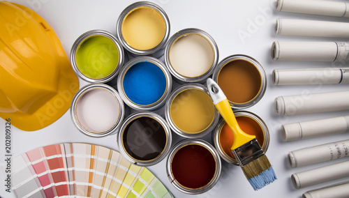Fototapeta Naklejka Na Ścianę i Meble -  Tin cans with paint and brushes