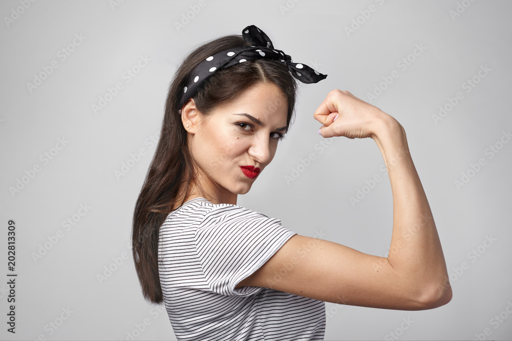 Φωτογραφία Picture of confident attractive young woman with dark loose hair and athletic sl