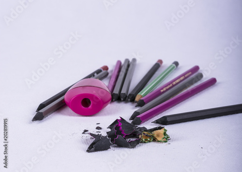 kolorowe ołówki i temperówka na białym tle